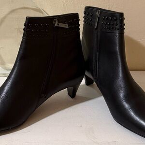 HOGEL.Elegant Black Leather Ankle Booties with Stud Accents